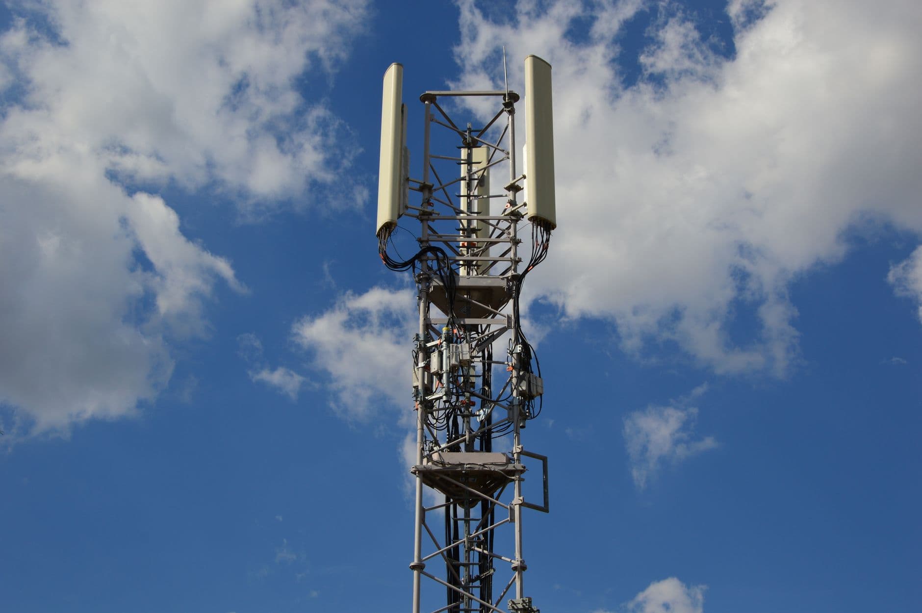 Oak Springs broadband tower brings internet to 320 Apache County homes