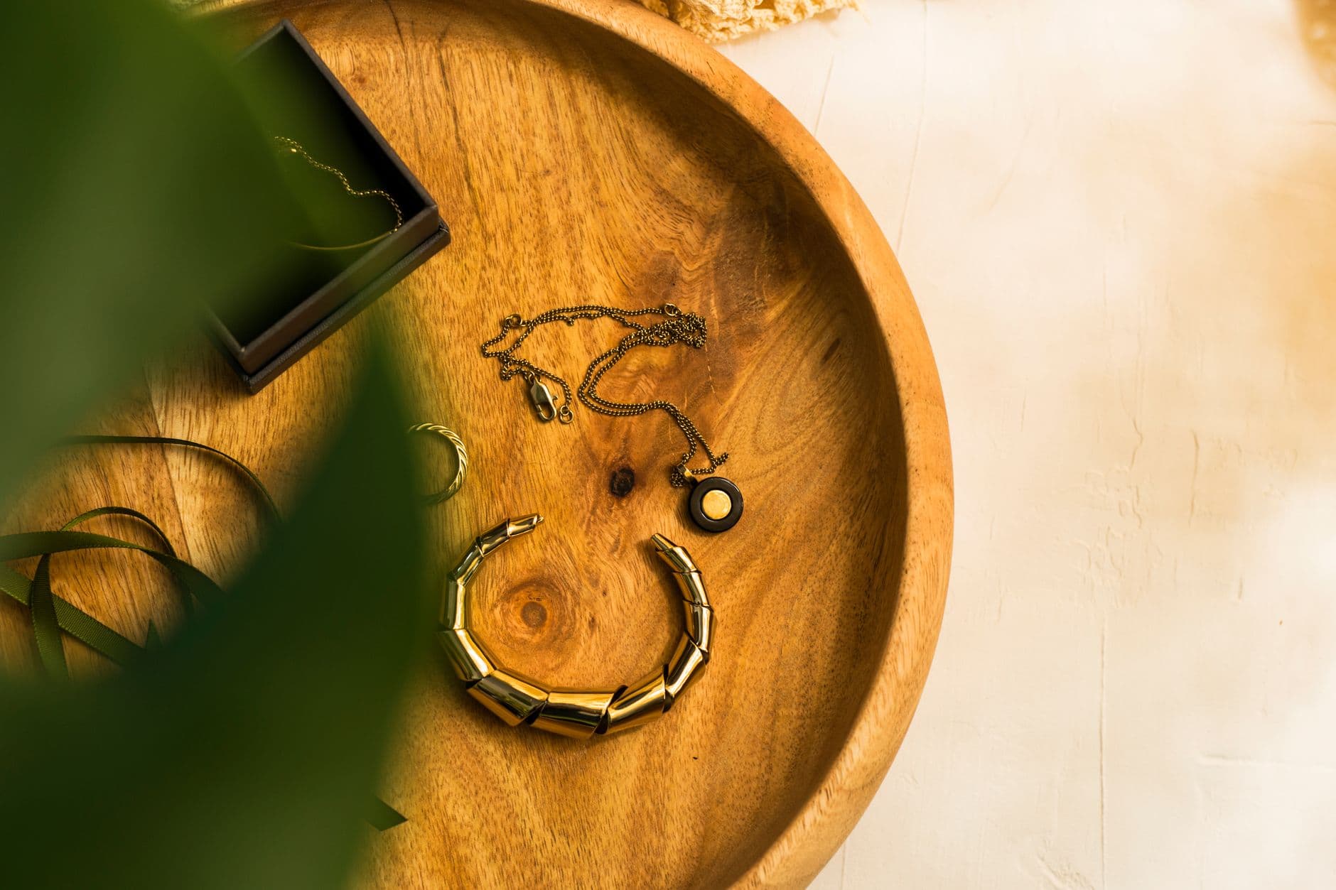 Minimalist jewelry brands define everyday fine jewelry style