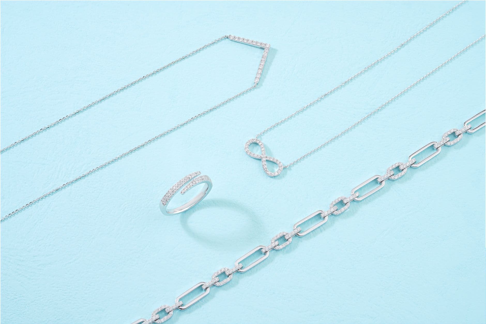 Platinum gains ground as buyers favor lighter jewelry and value