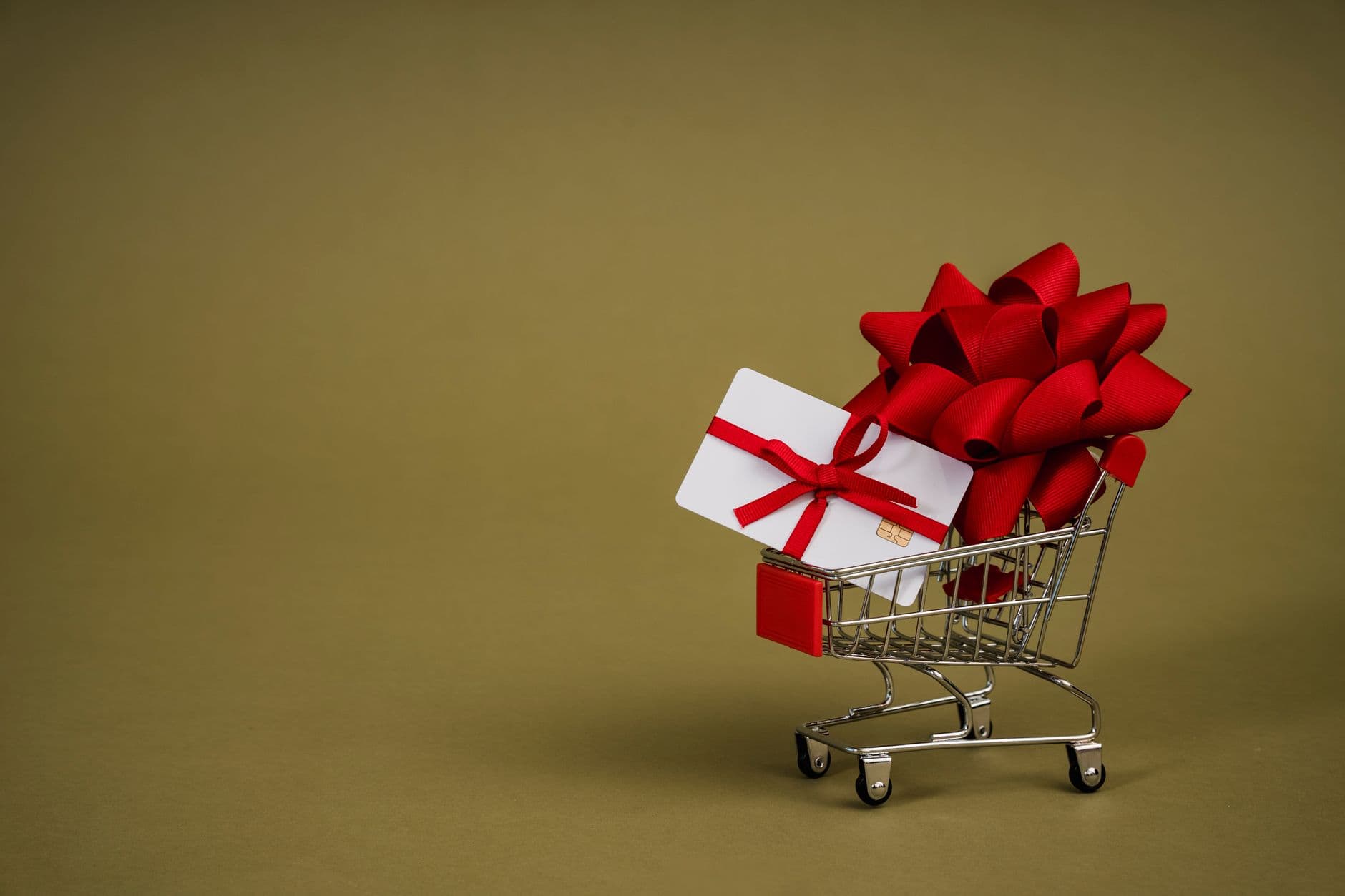 Why money or gift cards make the best housewarming gifts