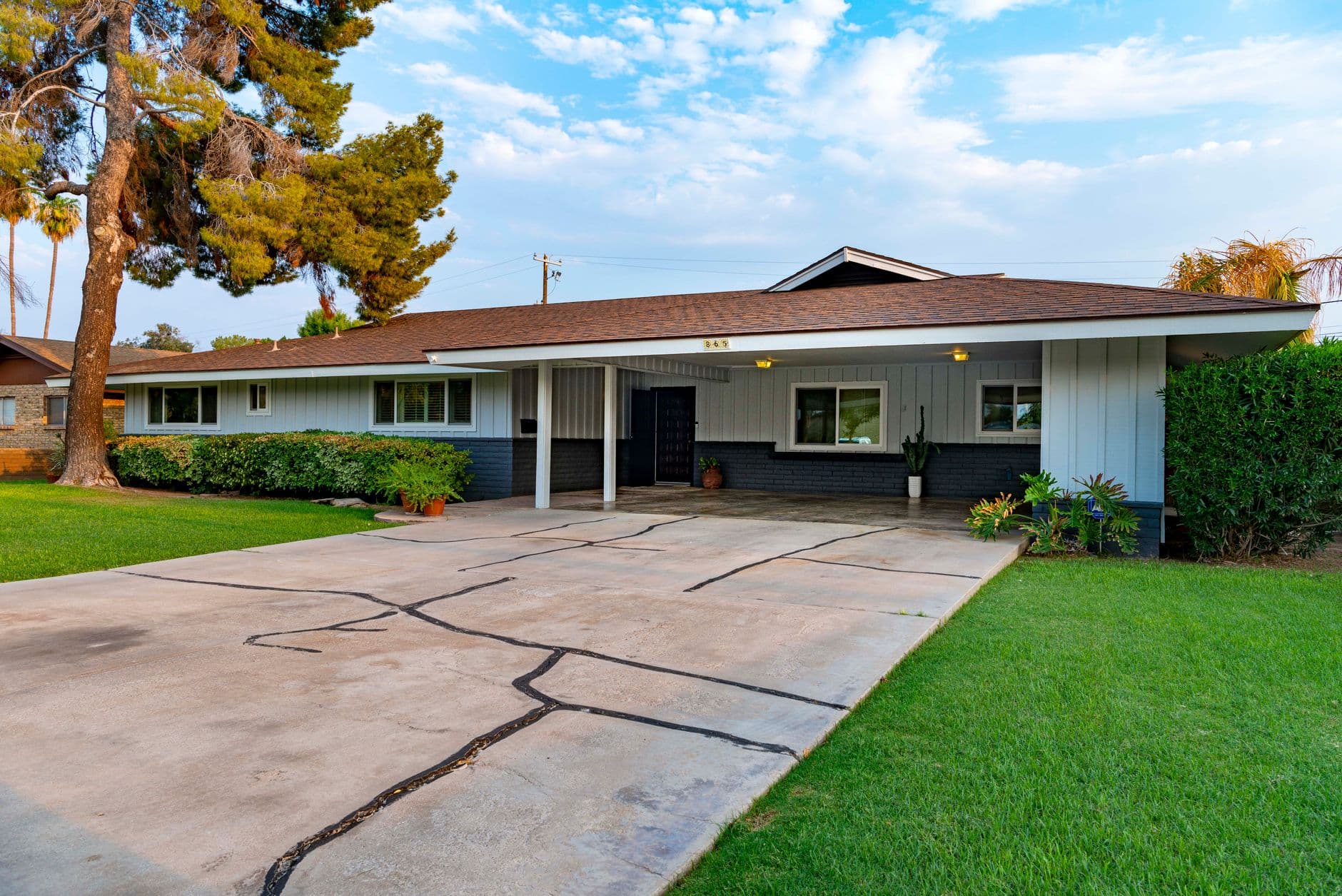 Brady Bunch house opens to fans with recreated sitcom scenes
