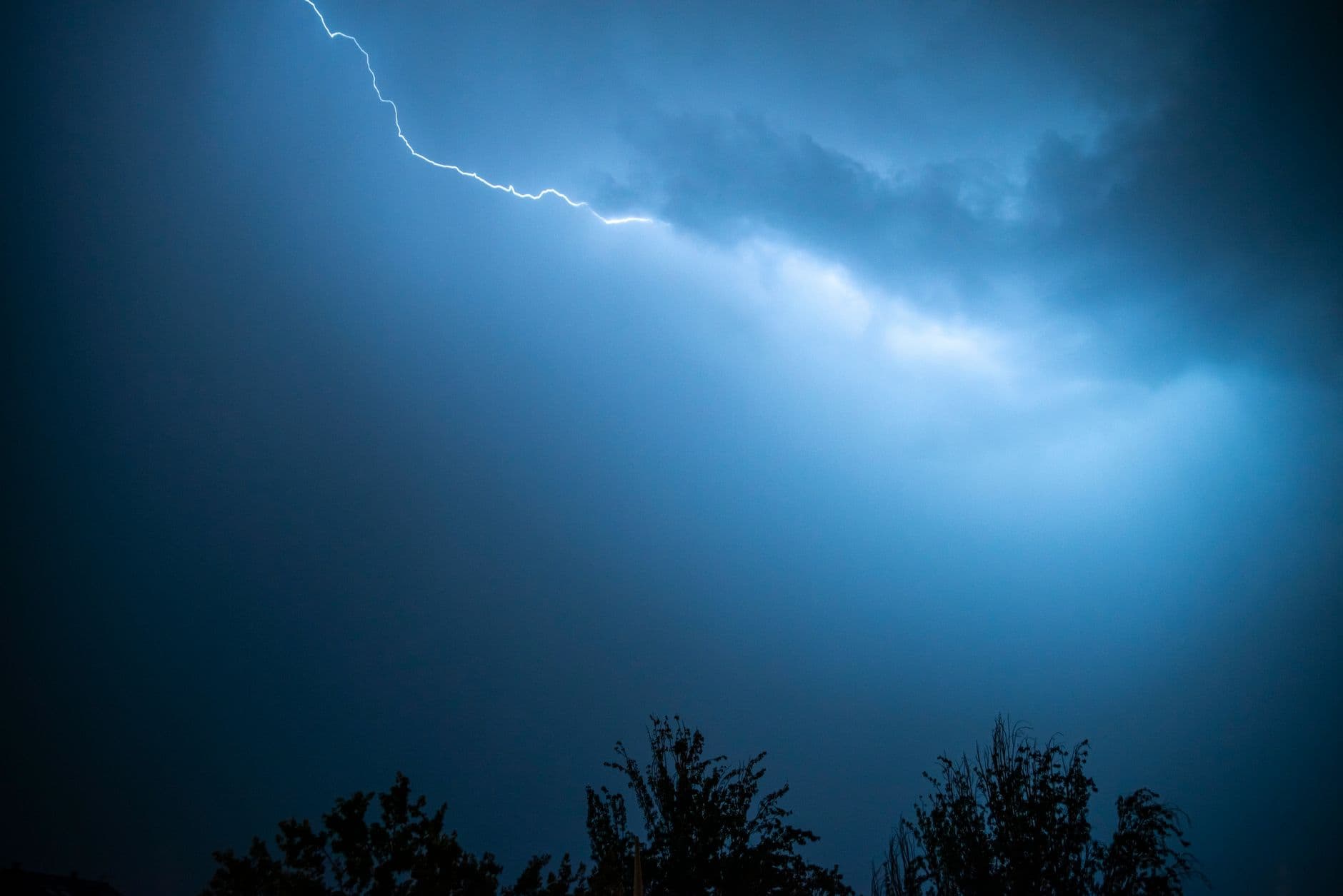 Video shows lightning strike sparking blaze in Fort Lauderdale