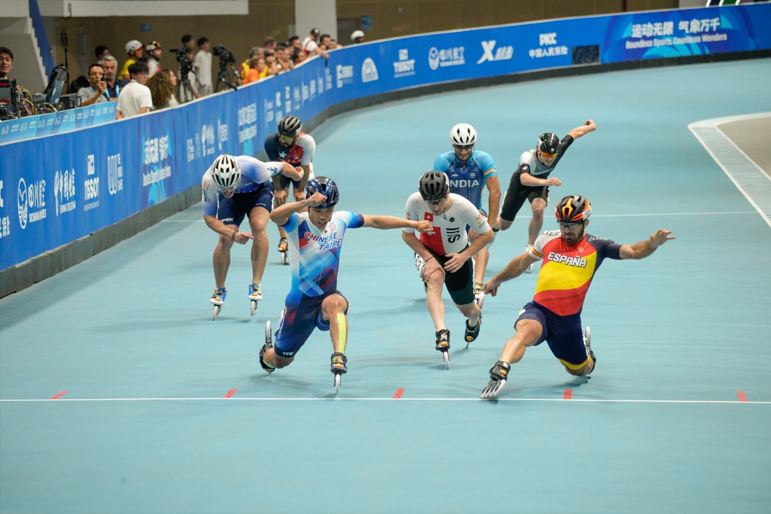 Three-city roller skating race tests speed and adaptability