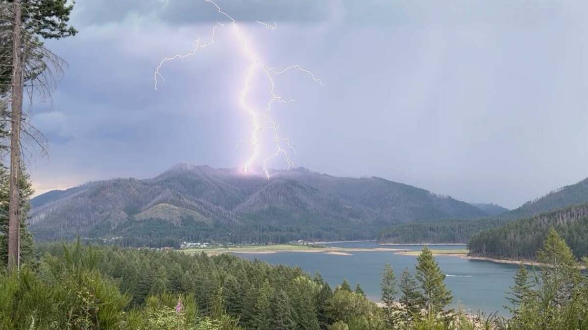 Lightning sparks 17 wildfires in Willamette National Forest, Oregon raises response level