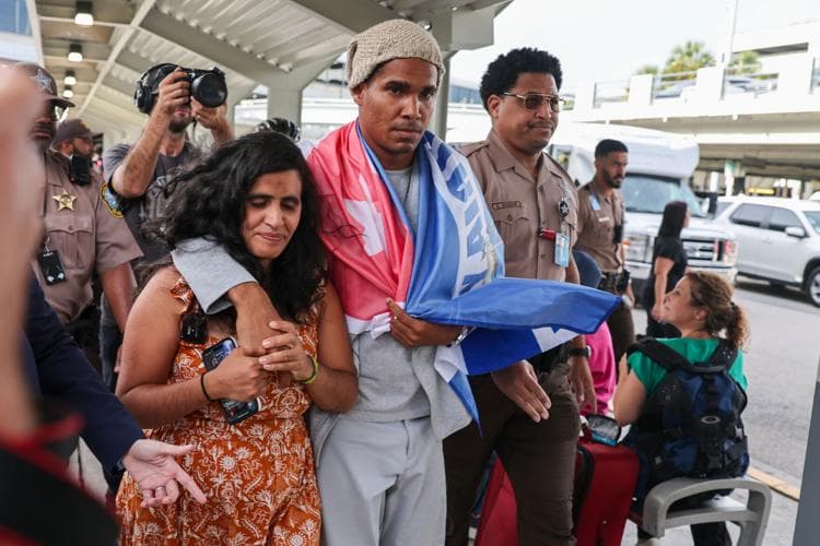 Cuban artist Luis Manuel Otero Alcántara arrives in Miami after parole approval