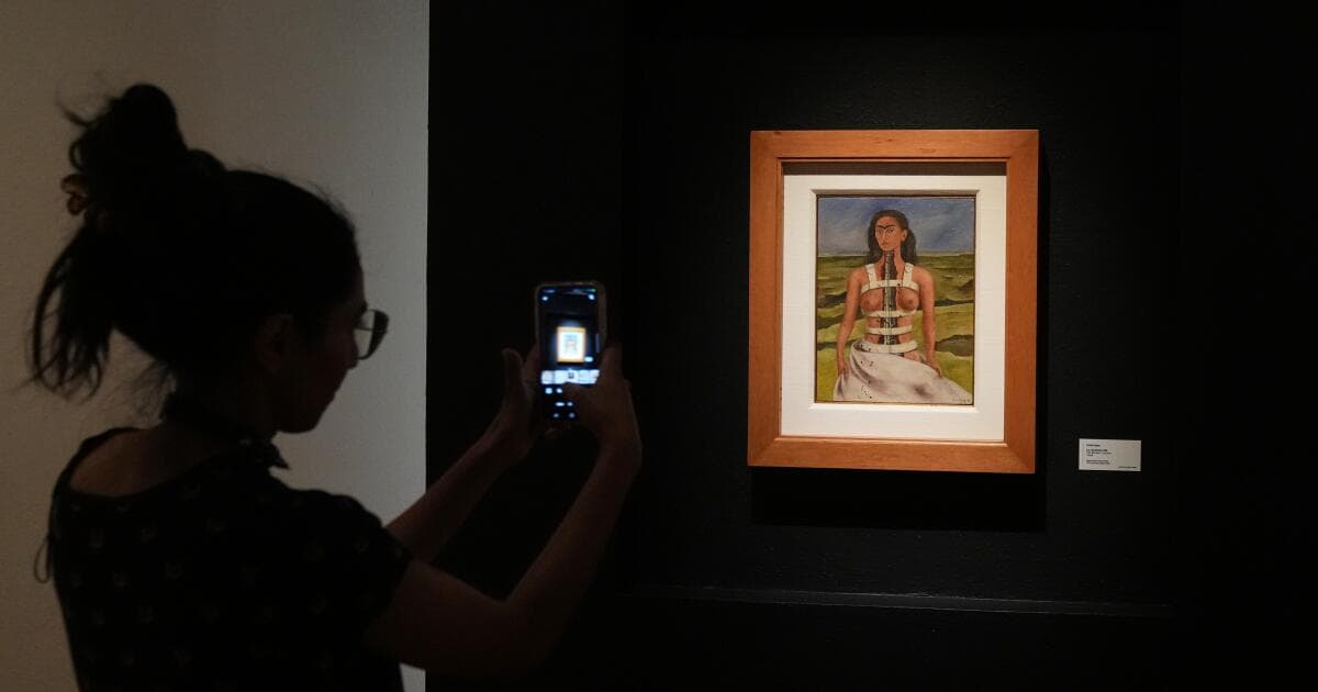 Frida Kahlo exhibition draws final crowds before Europe tour
