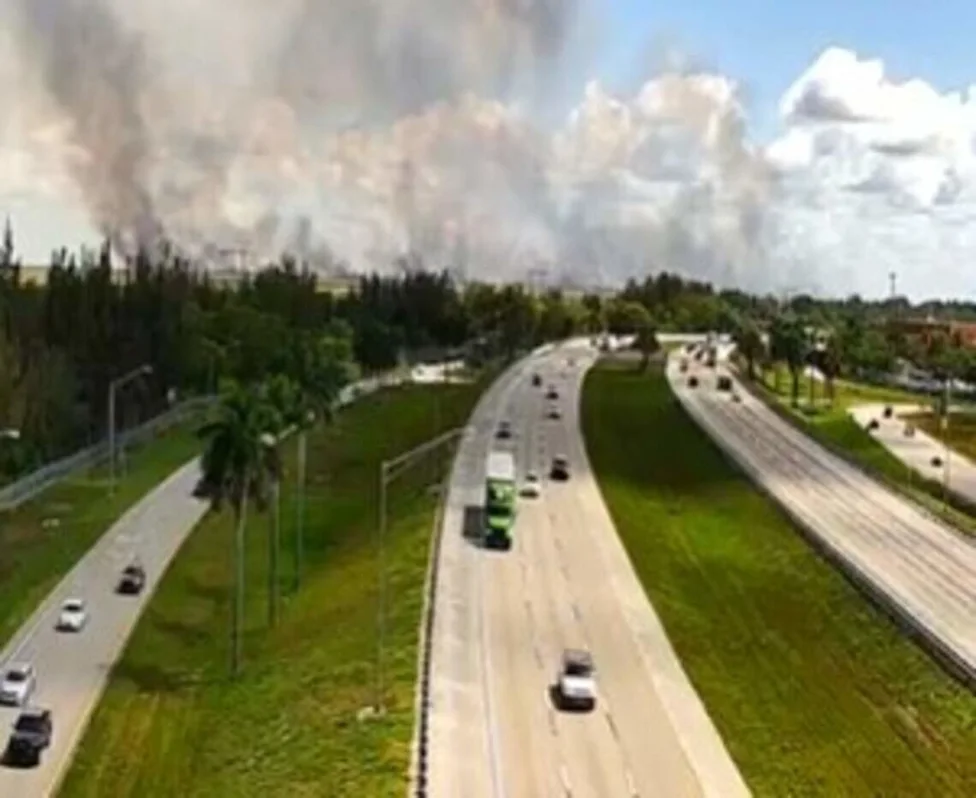 Smoke from Broward grassfire drifts toward US 27, Sawgrass Expressway
