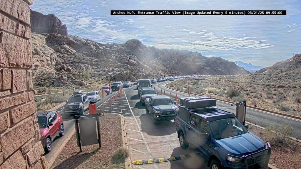 Arches National Park traffic tips help visitors avoid peak congestion