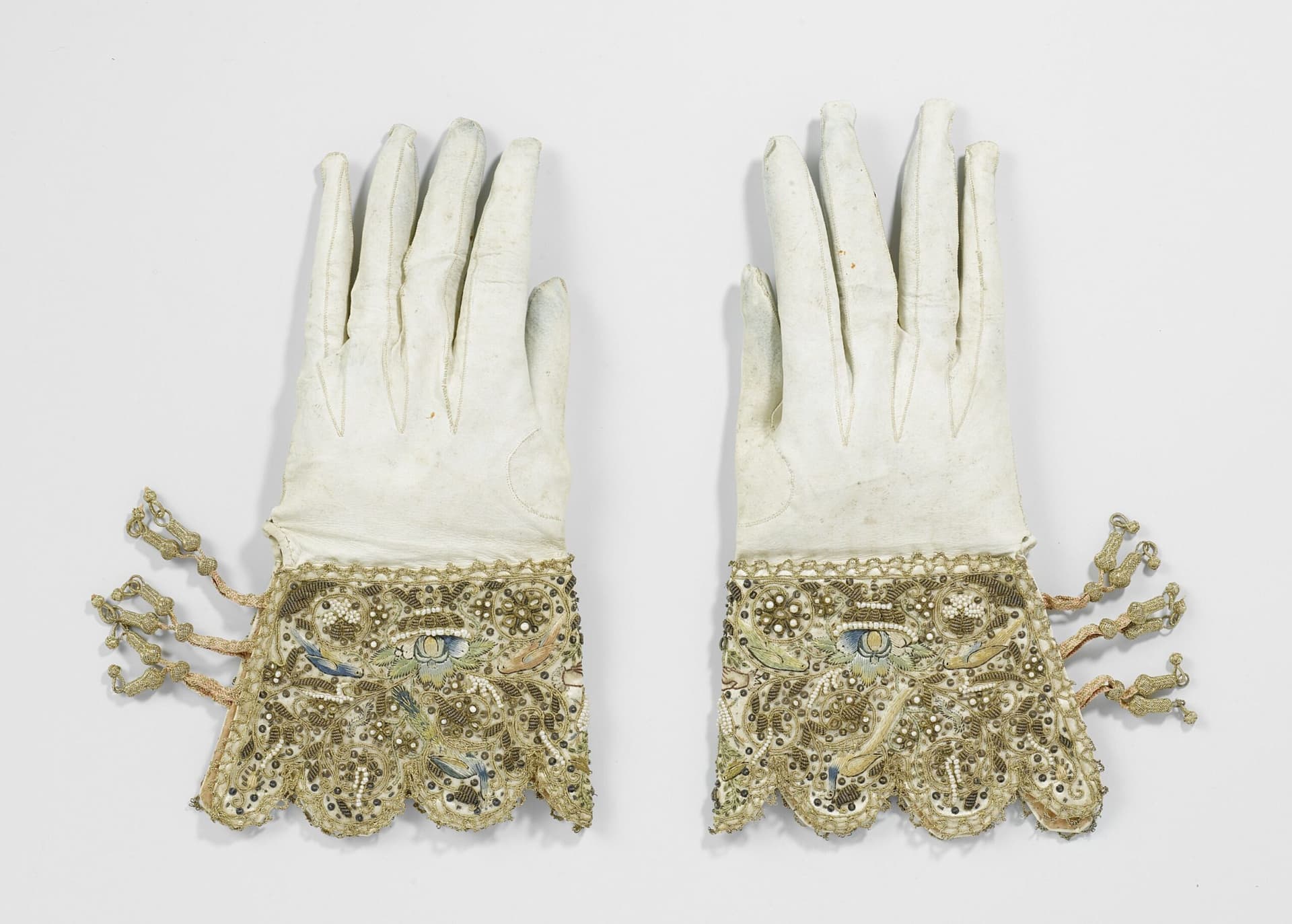 1622 wedding gloves reveal love, luxury and bridal symbolism