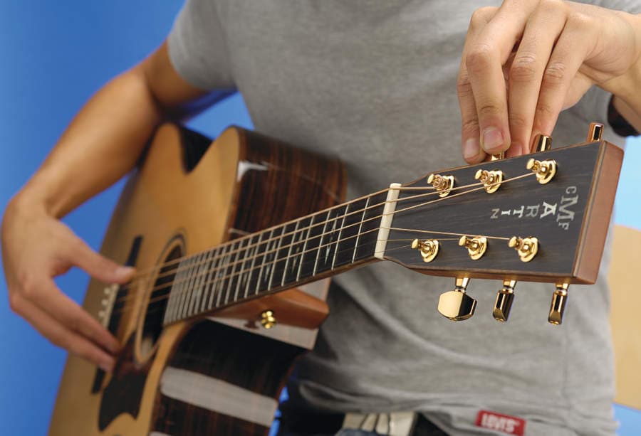 How to tune a guitar without a tuner, using your ears