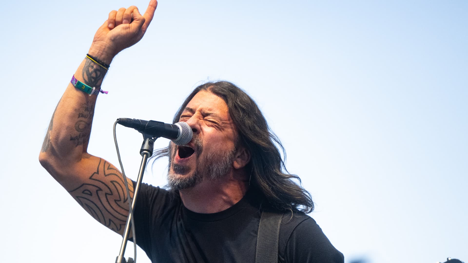 Dave Grohl introduces Ilan Rubin as Foo Fighters’ new drummer at secret gig