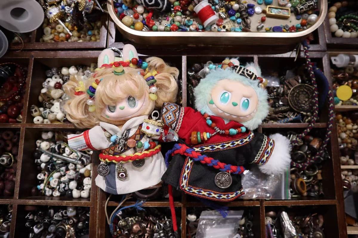Labubu dolls spark Tibetan costume photo trend in Lhasa