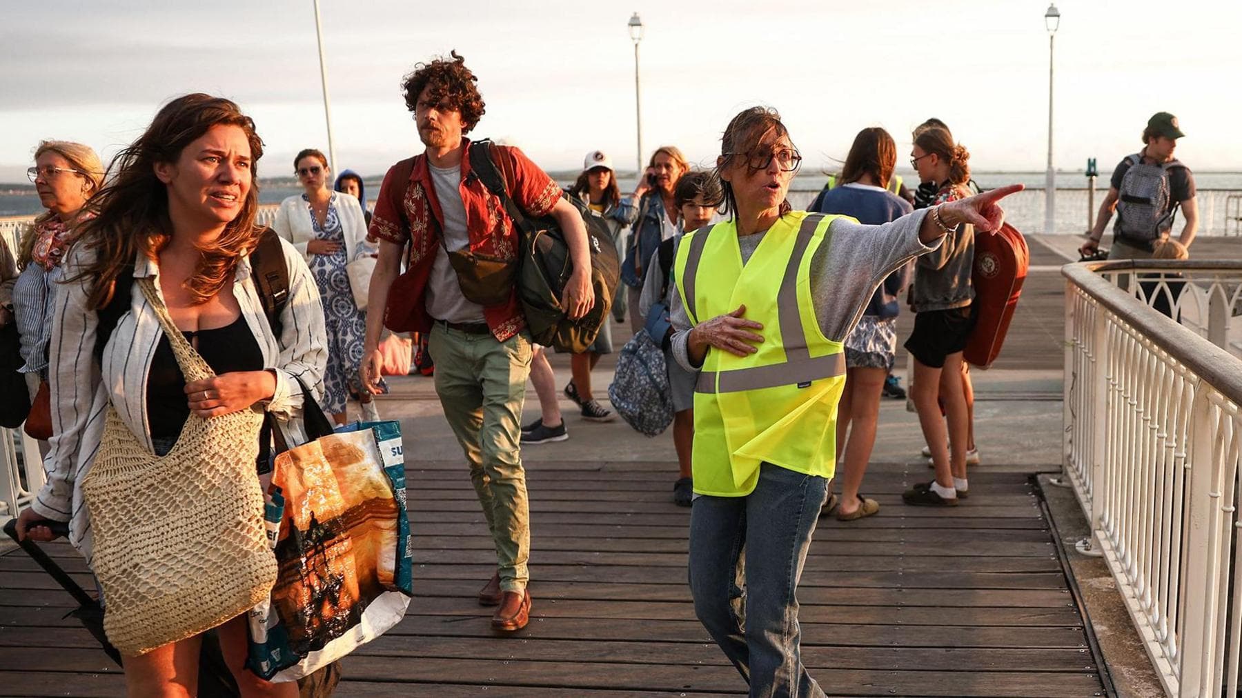 France orders evacuation of entire Cap Ferret peninsula as wildfire spreads