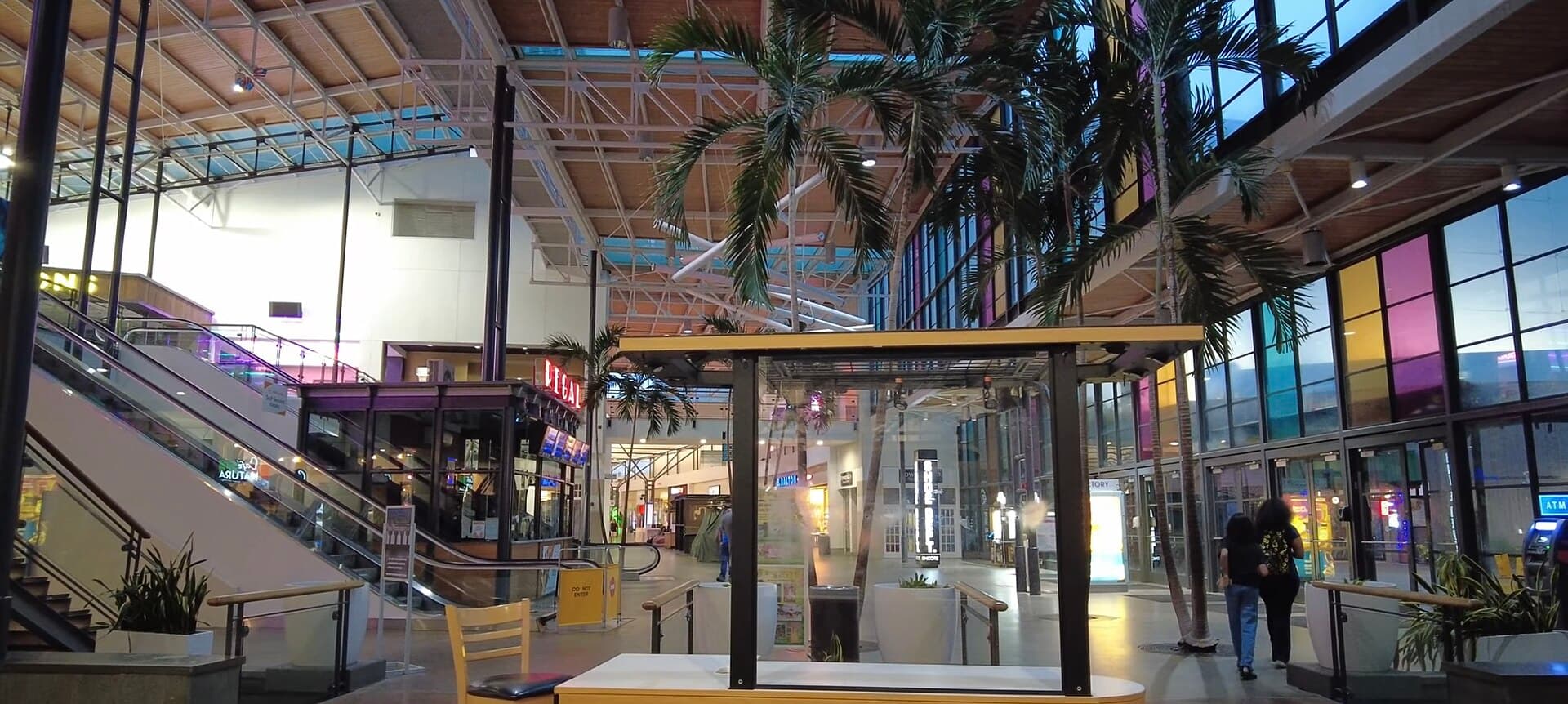 Oviedo Mall — Wikimedia Commons