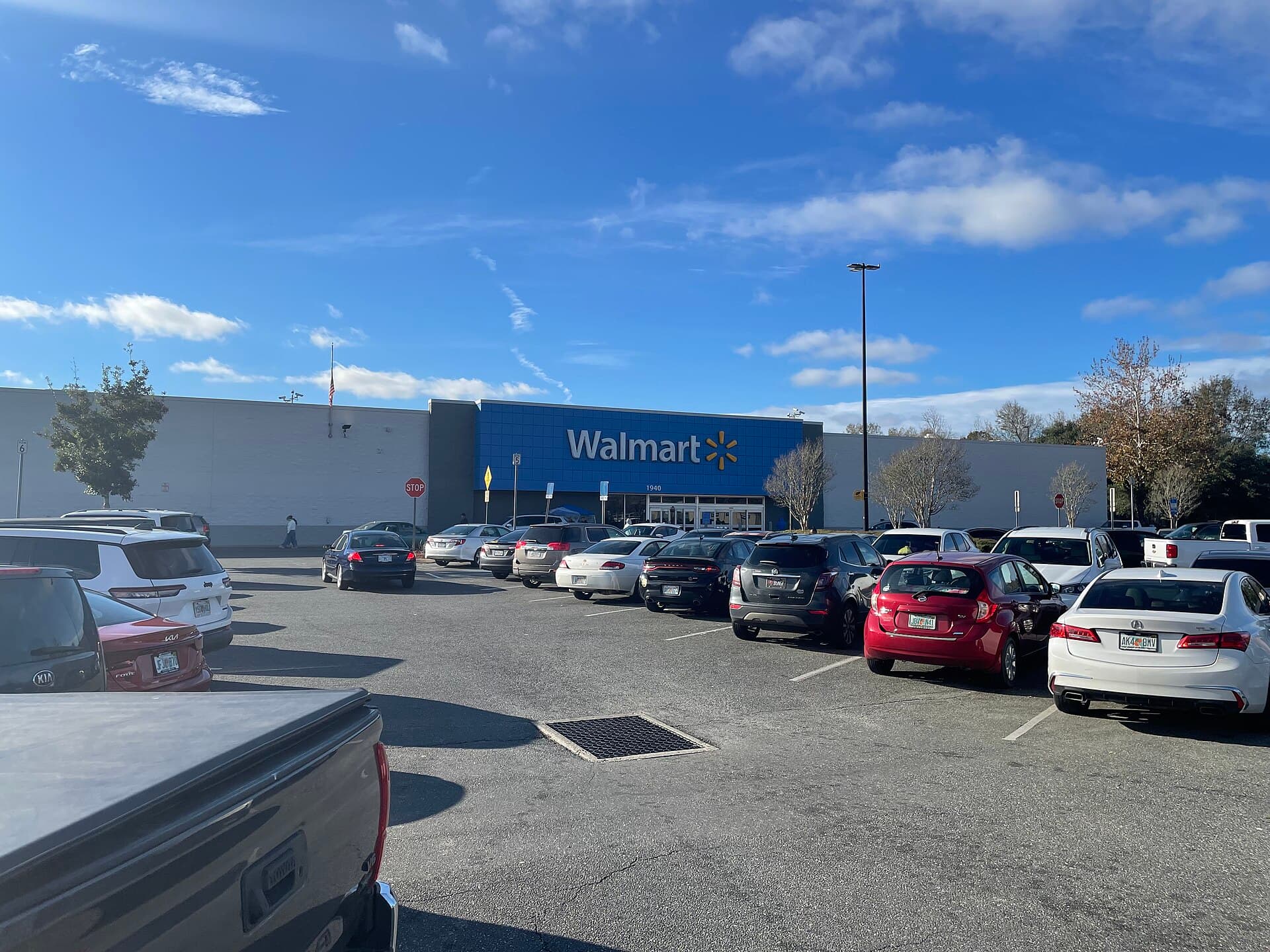 Walmart Supercenter — Wikimedia Commons