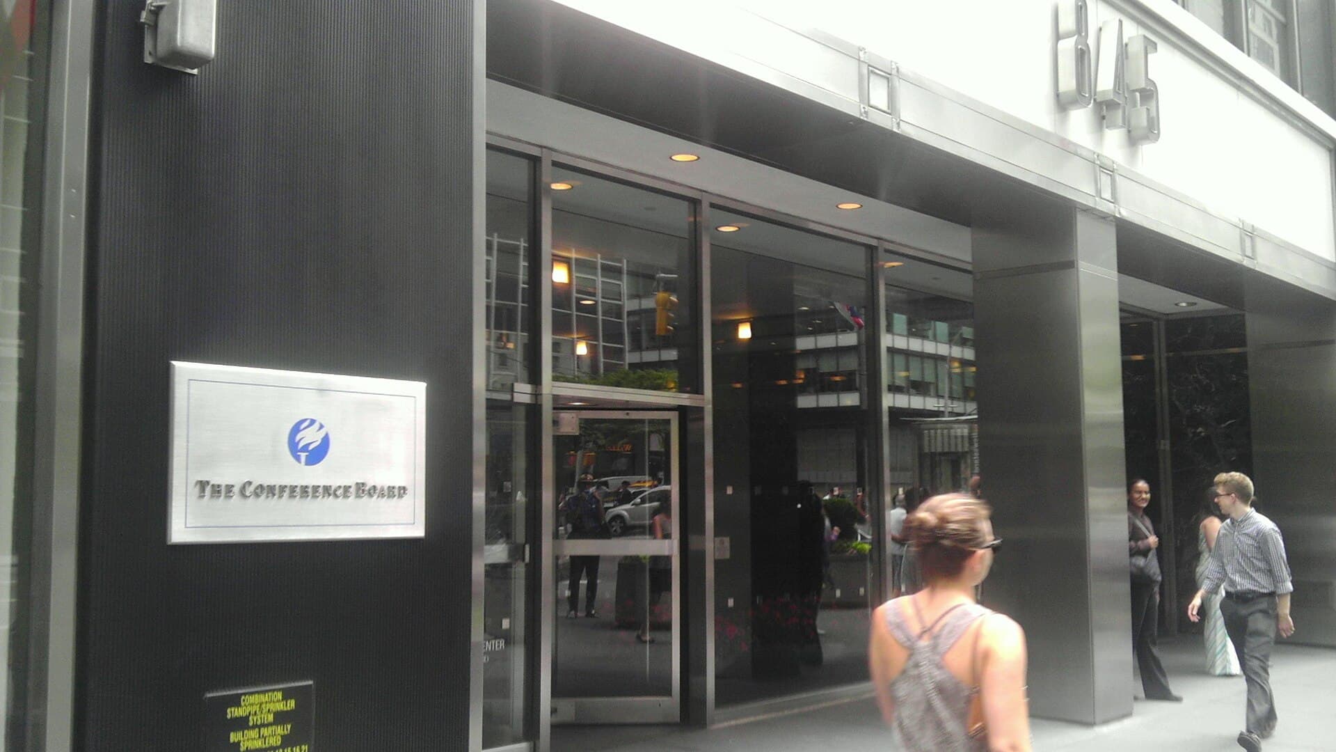 U.S. consumer confidence rises unexpectedly in April despite war worries