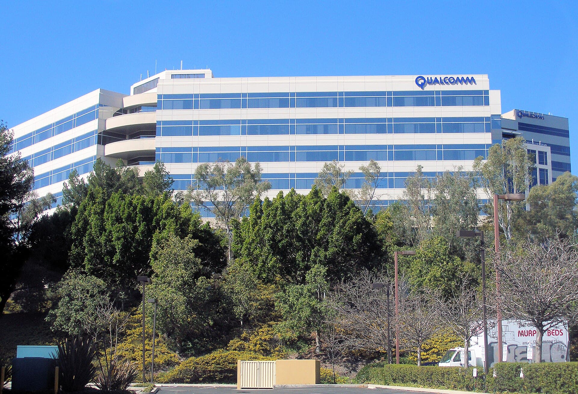 Qualcomm shares jump despite weak forecast, investors bet on smartphone and AI chips