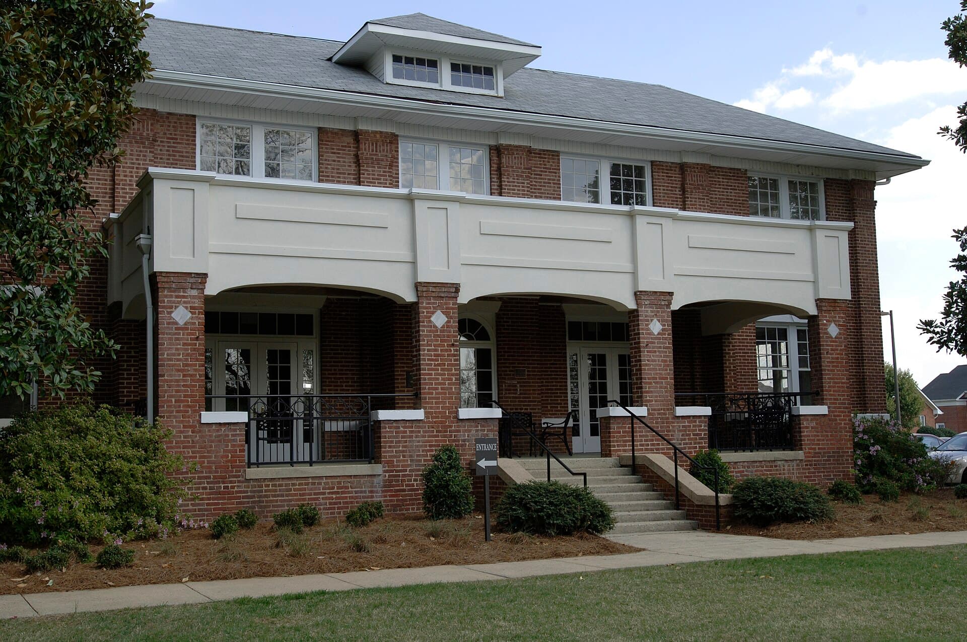 Elon University — Wikimedia Commons