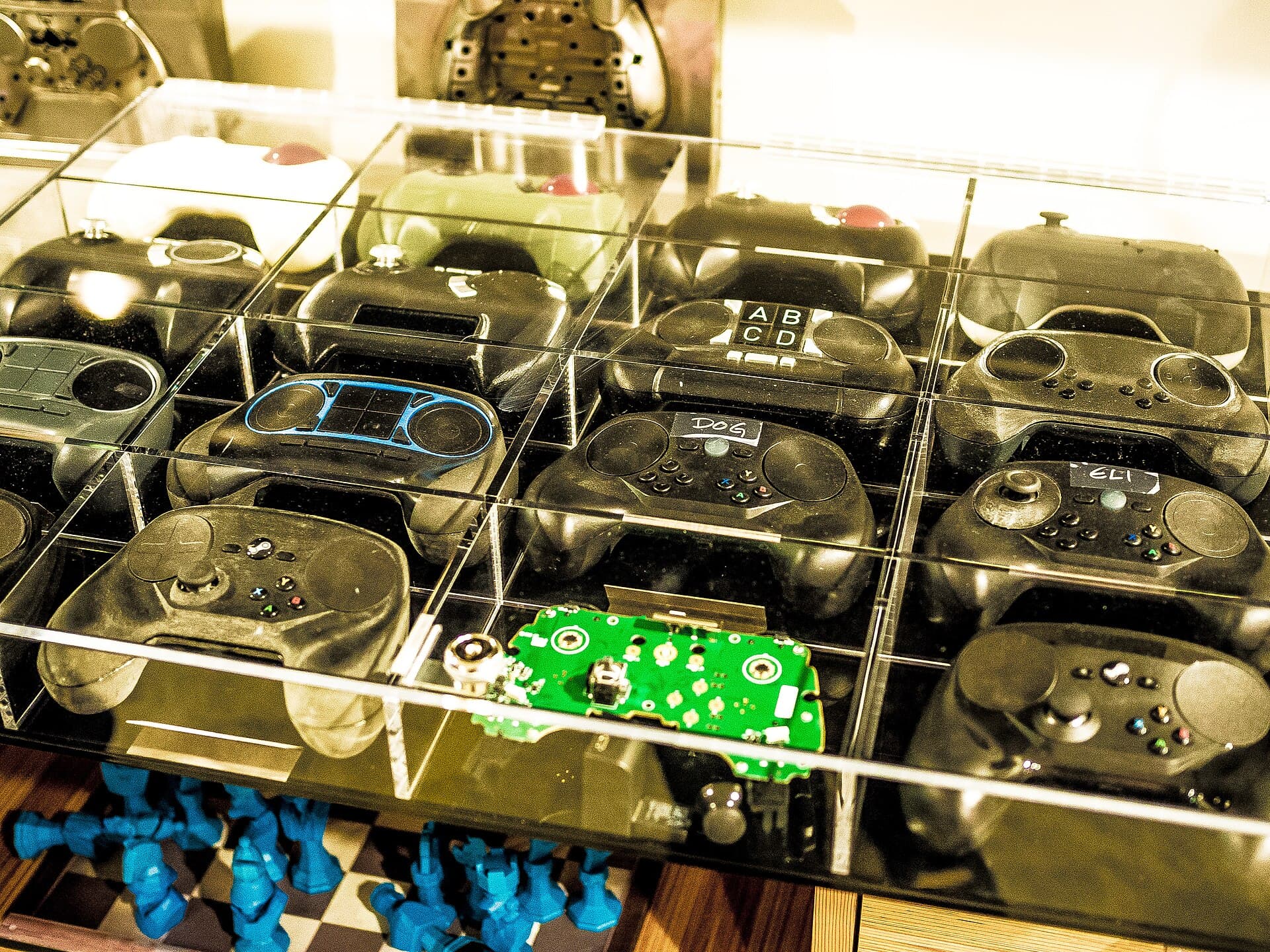 Steam Controller — Wikimedia Commons