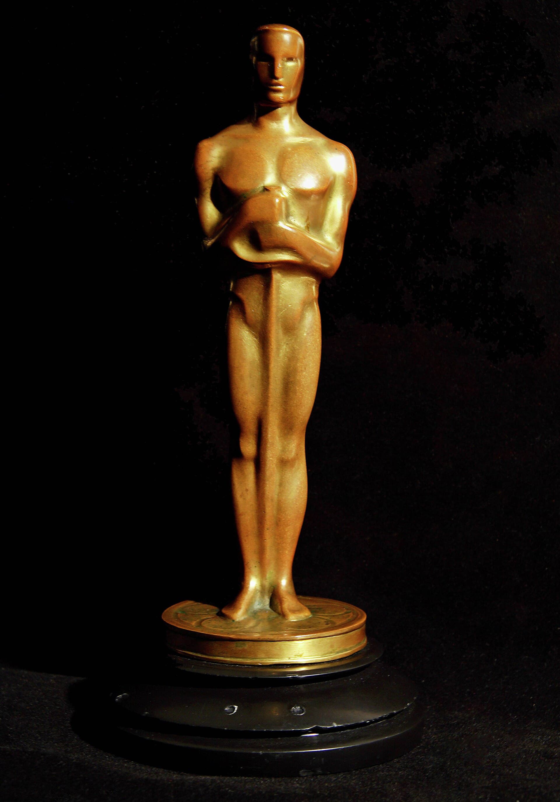 Oscar statuette — Wikimedia Commons