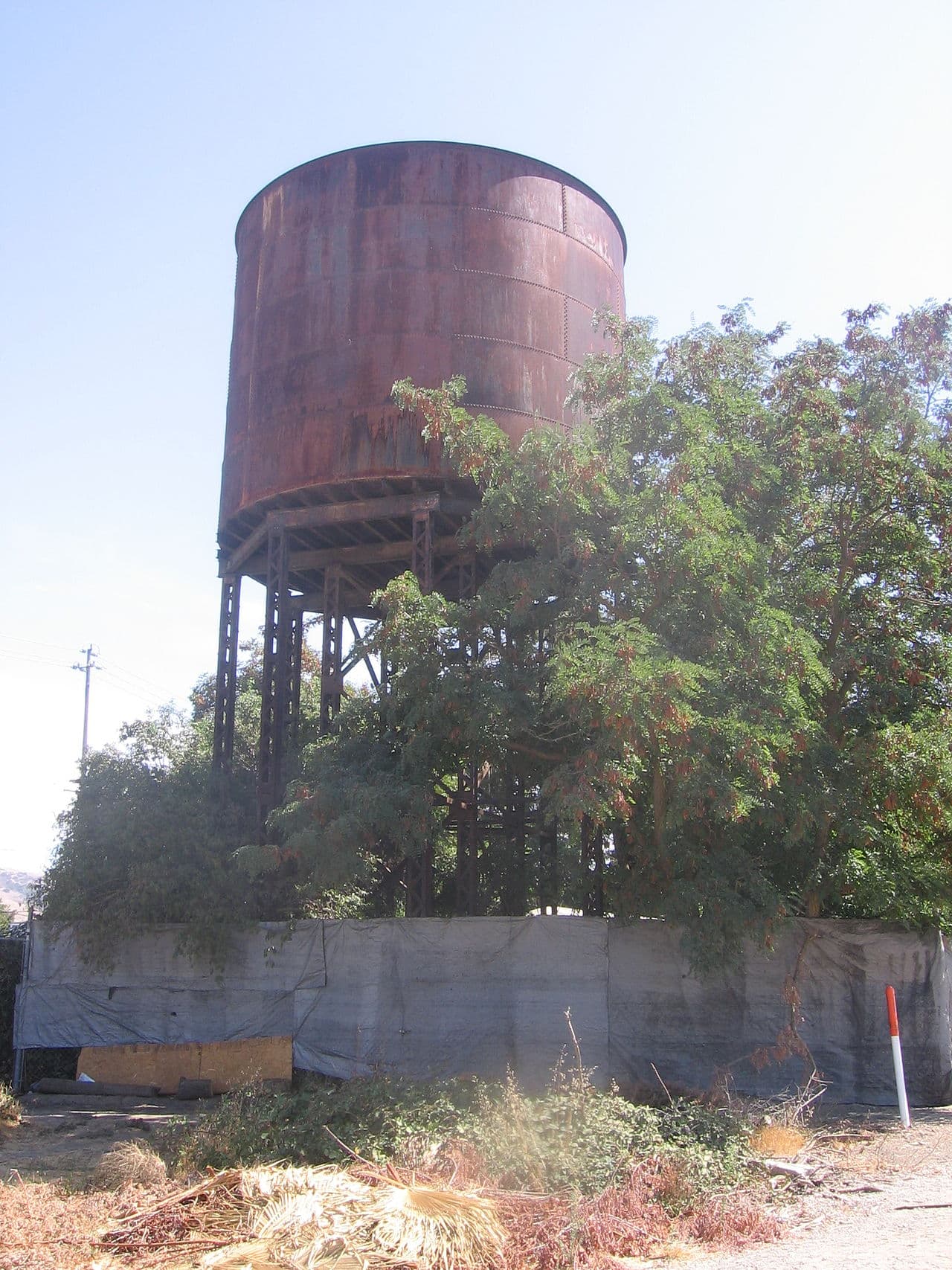 Coyote Water Tower — Wikimedia Commons