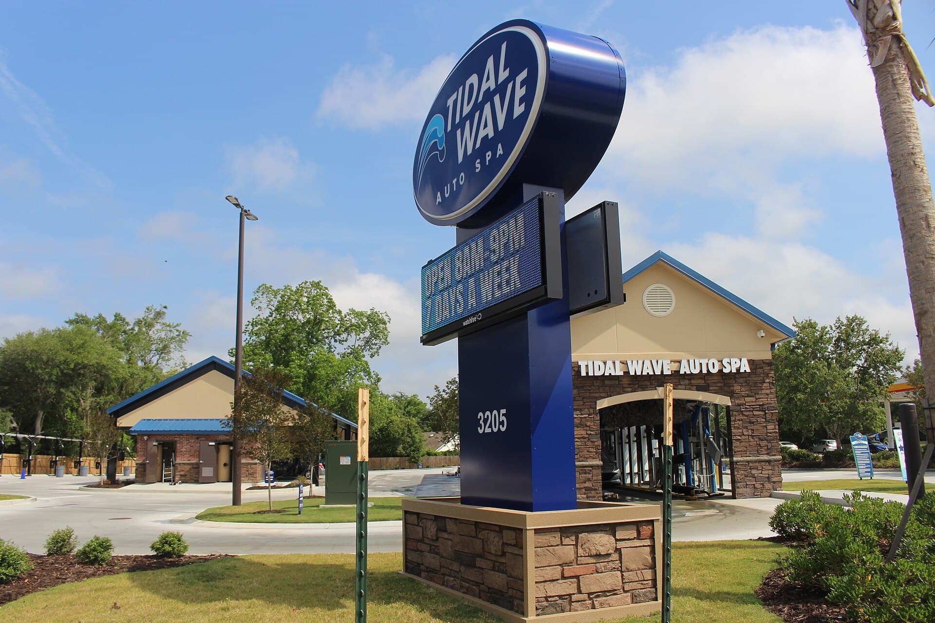 Tidal Wave Auto Spa — Wikimedia Commons