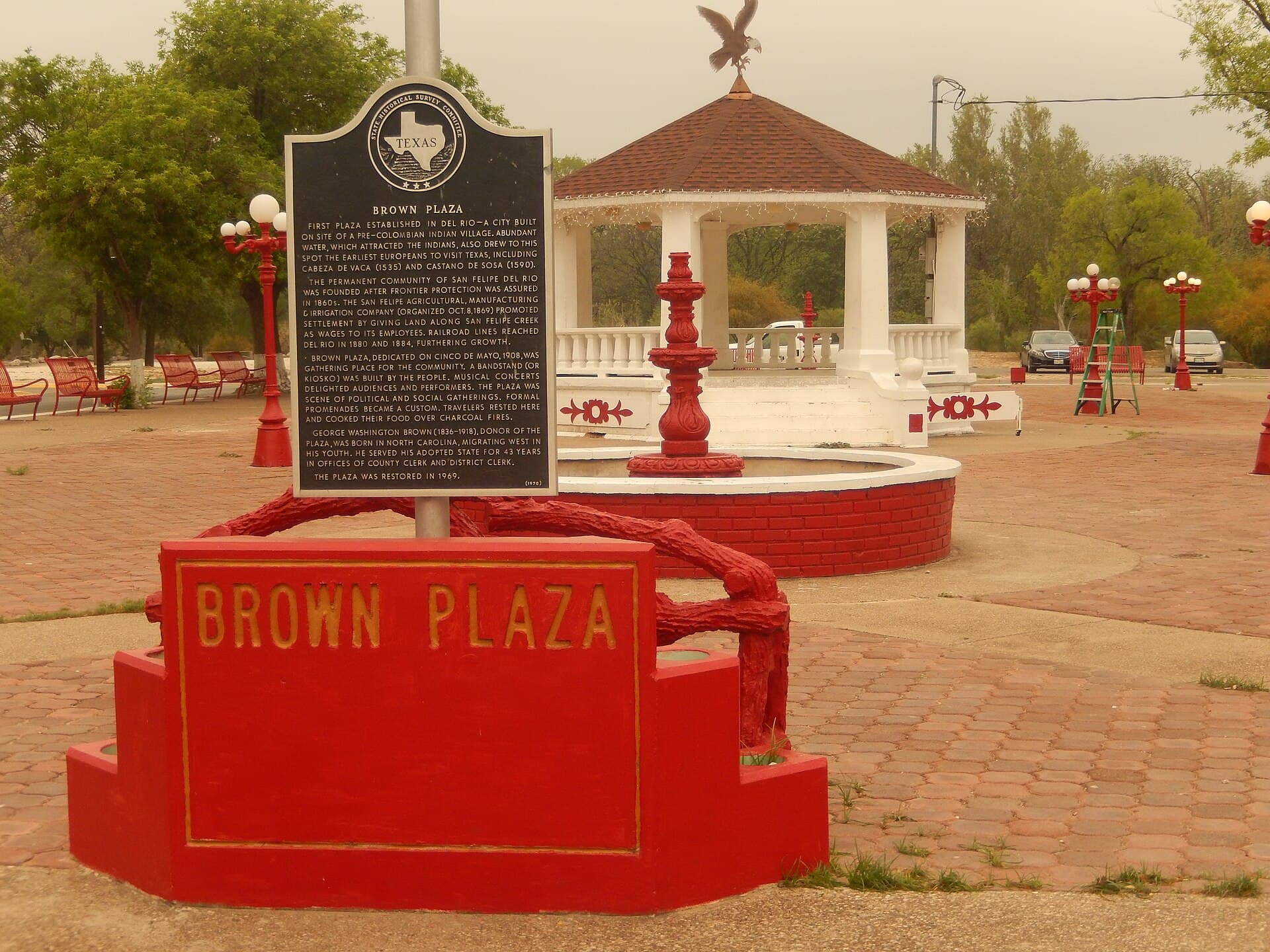 Brown Plaza — Wikimedia Commons