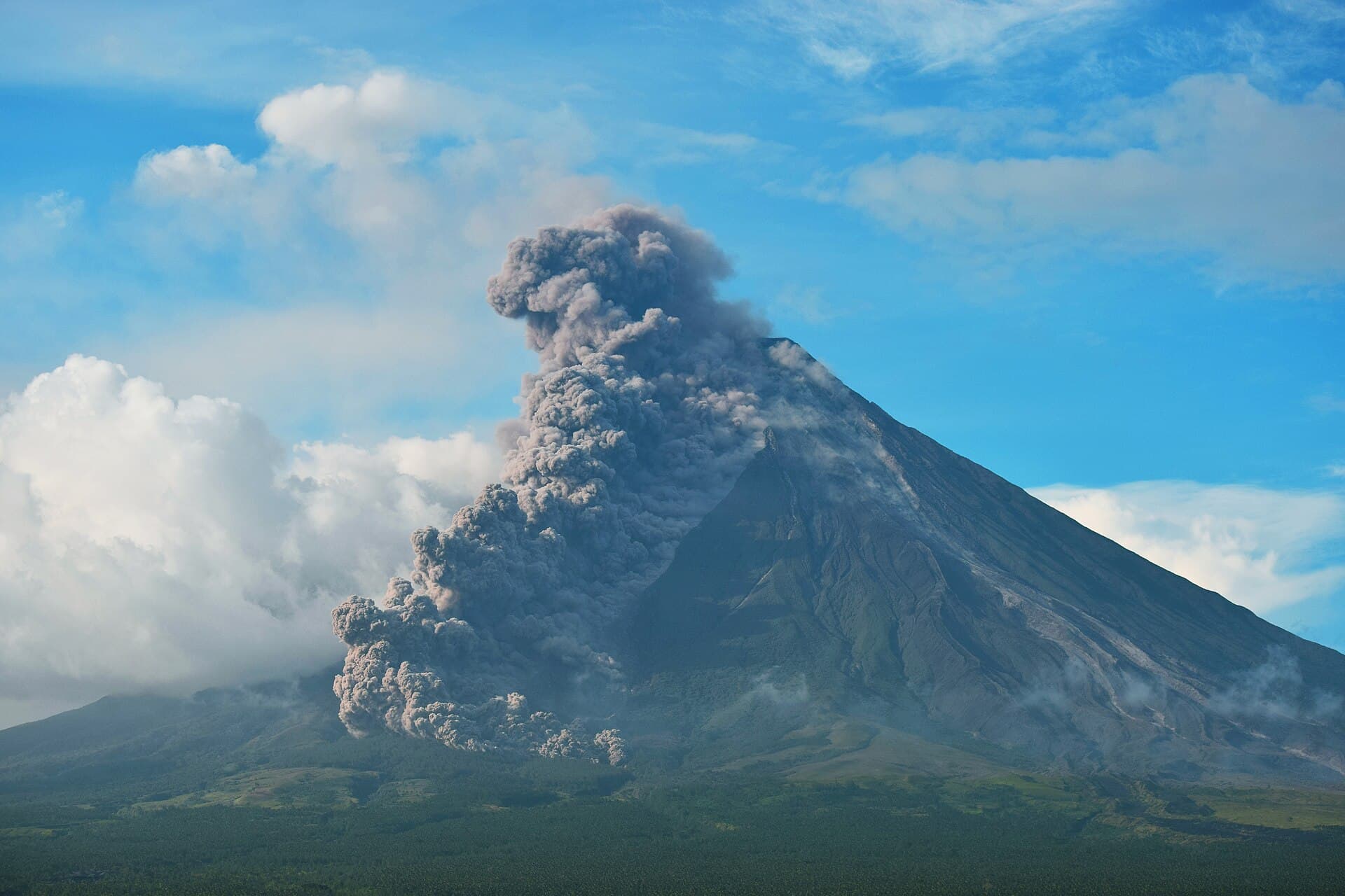 Mayon Volcano — Wikimedia Commons