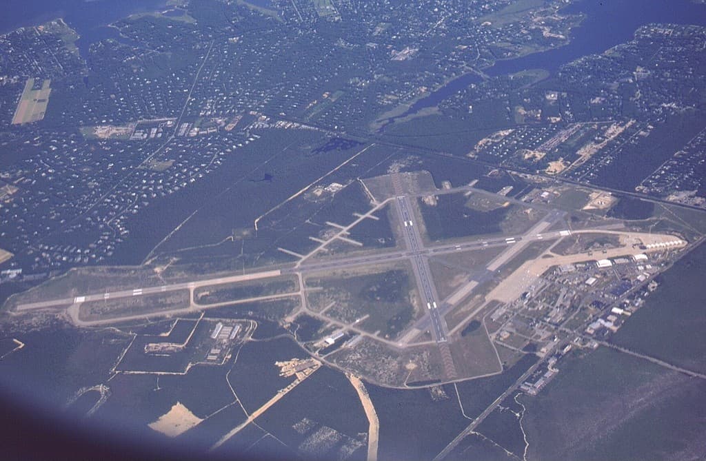 Gabreski Airport — Wikimedia Commons