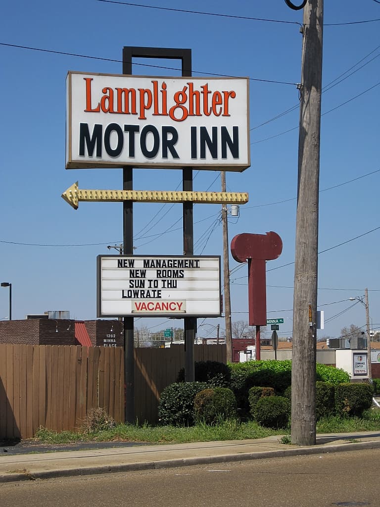 Lamplighter Inn — Wikimedia Commons