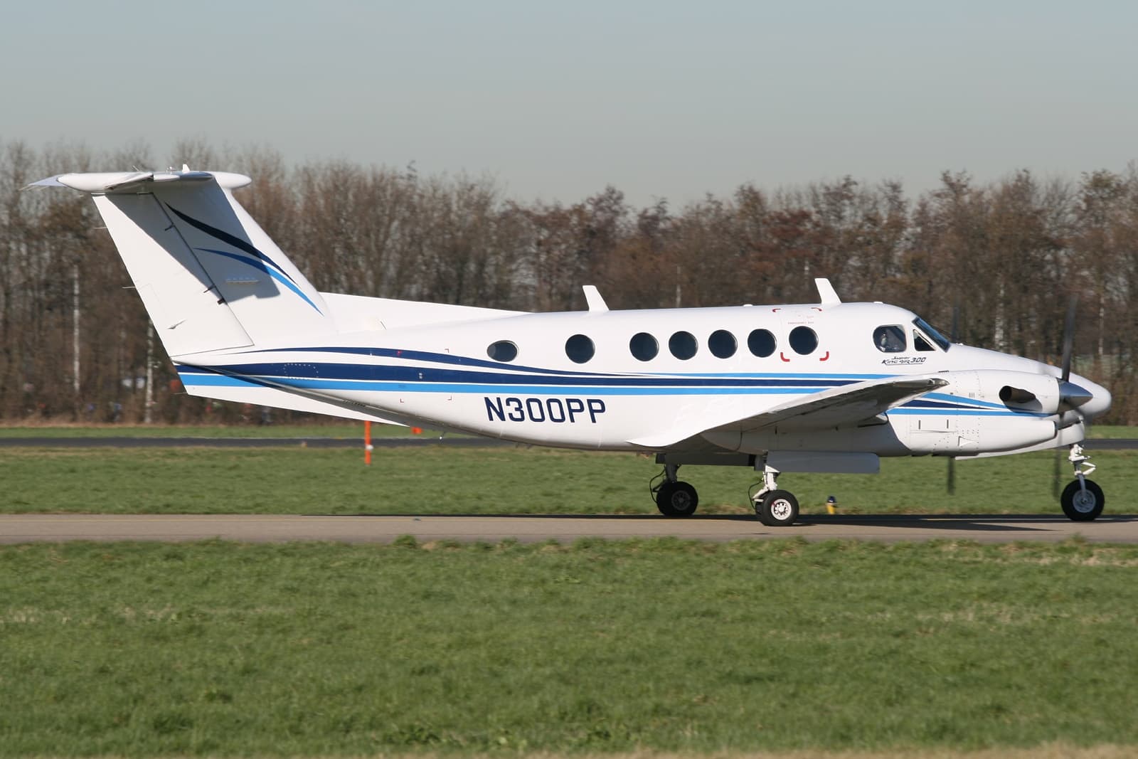 Beechcraft 300 King Air — Wikimedia Commons