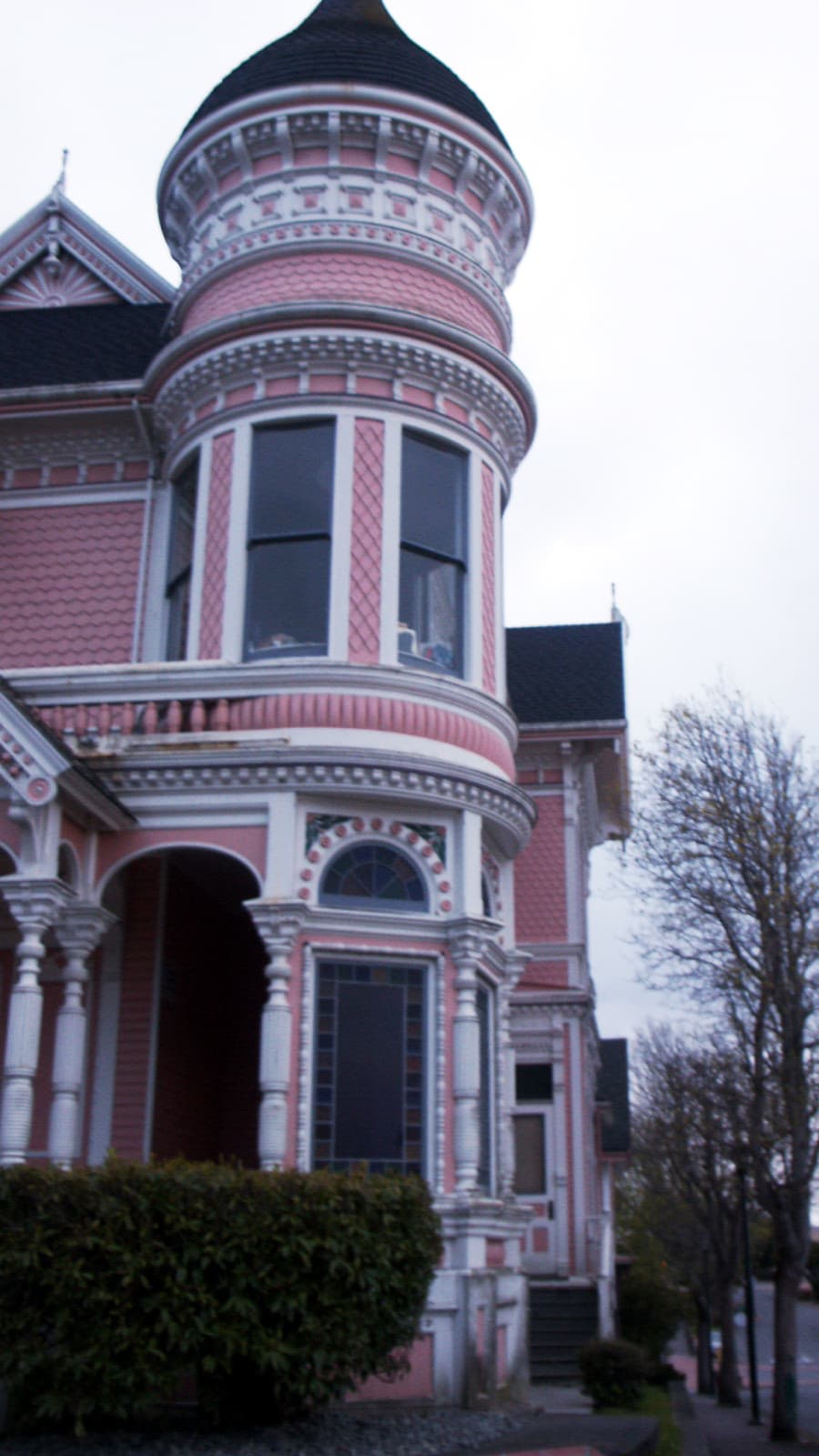 Eureka’s Pink Lady Mansion — Wikimedia Commons