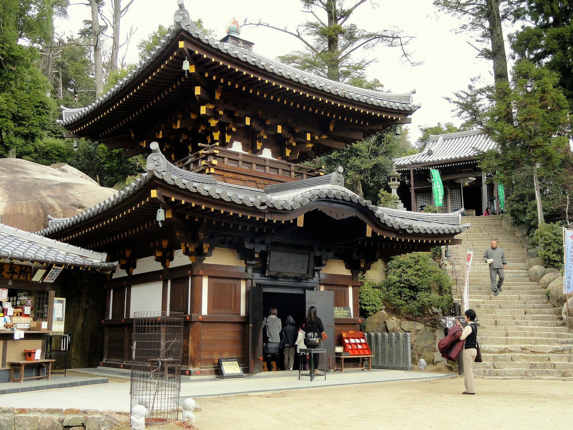 Reikado Hall — Wikimedia Commons