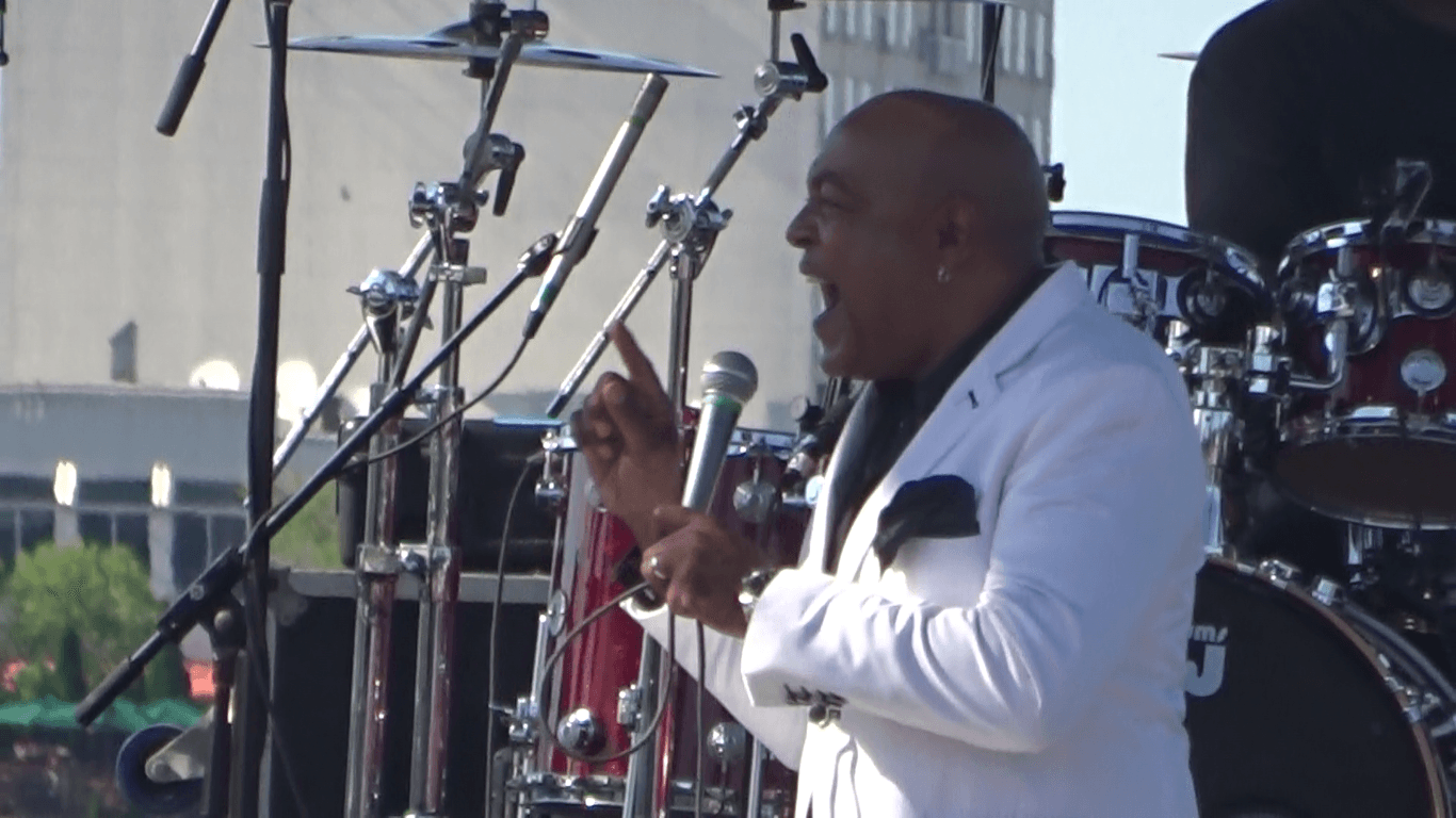 Peabo Bryson — Wikimedia Commons