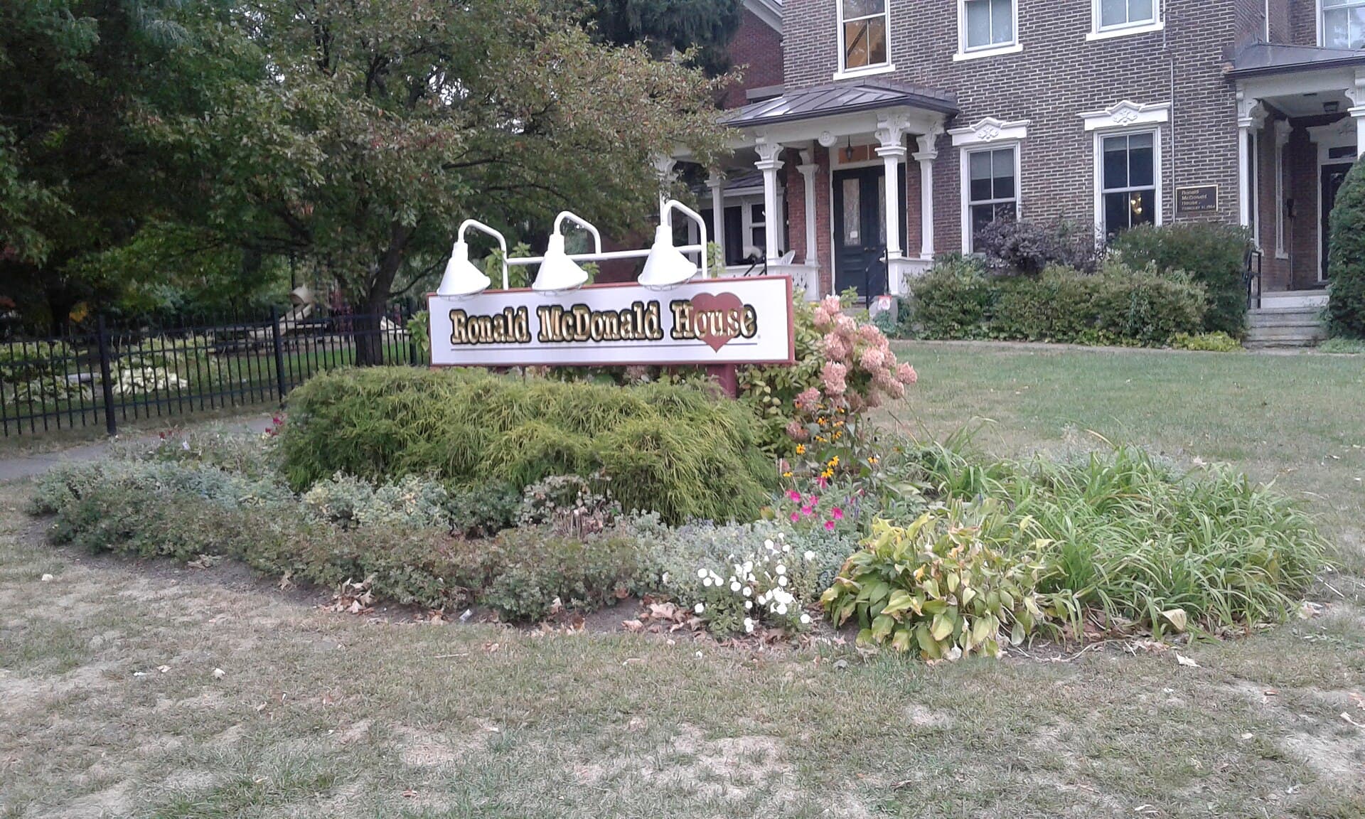 Ronald McDonald House — Wikimedia Commons