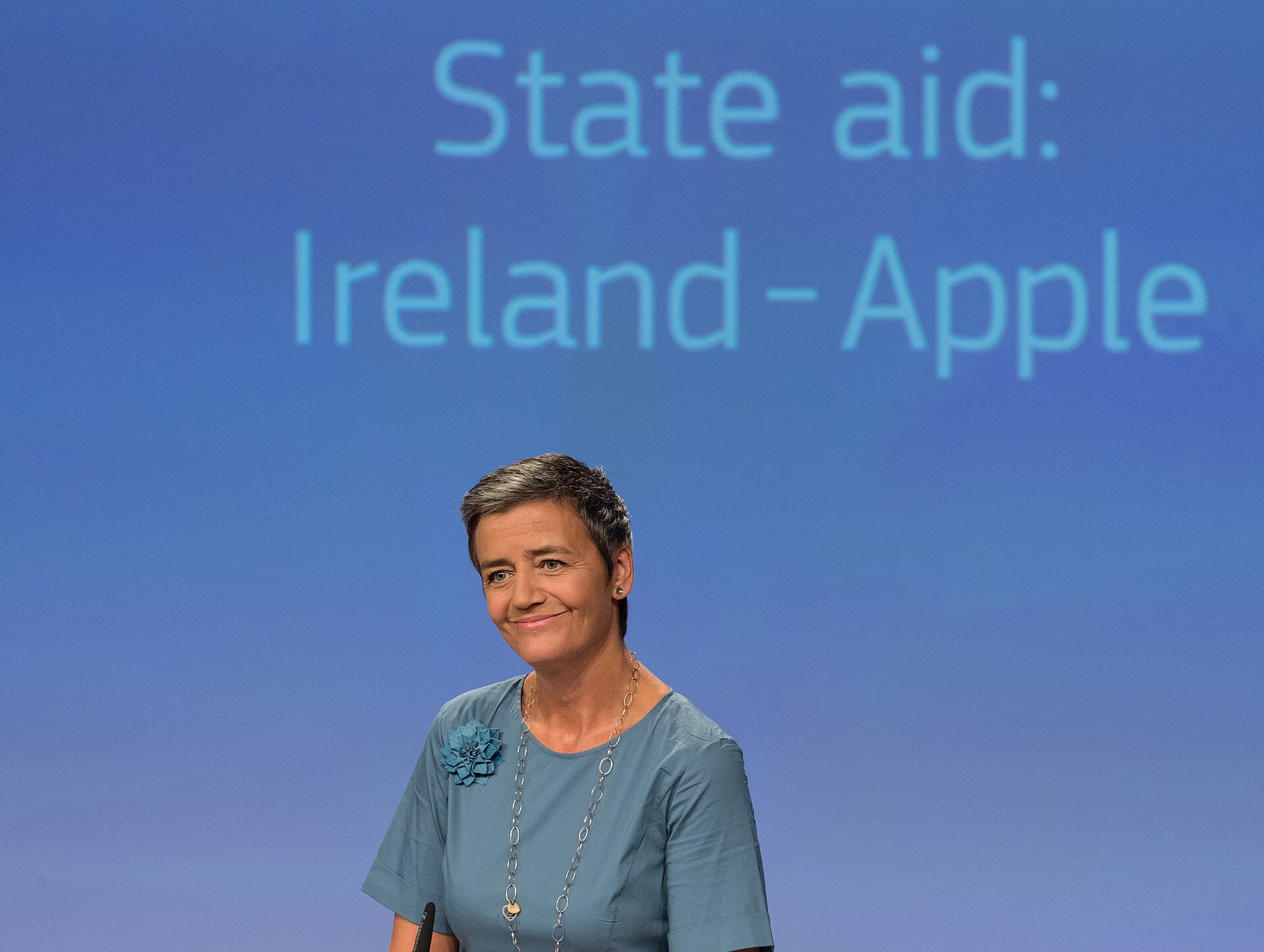 Apple — Wikimedia Commons