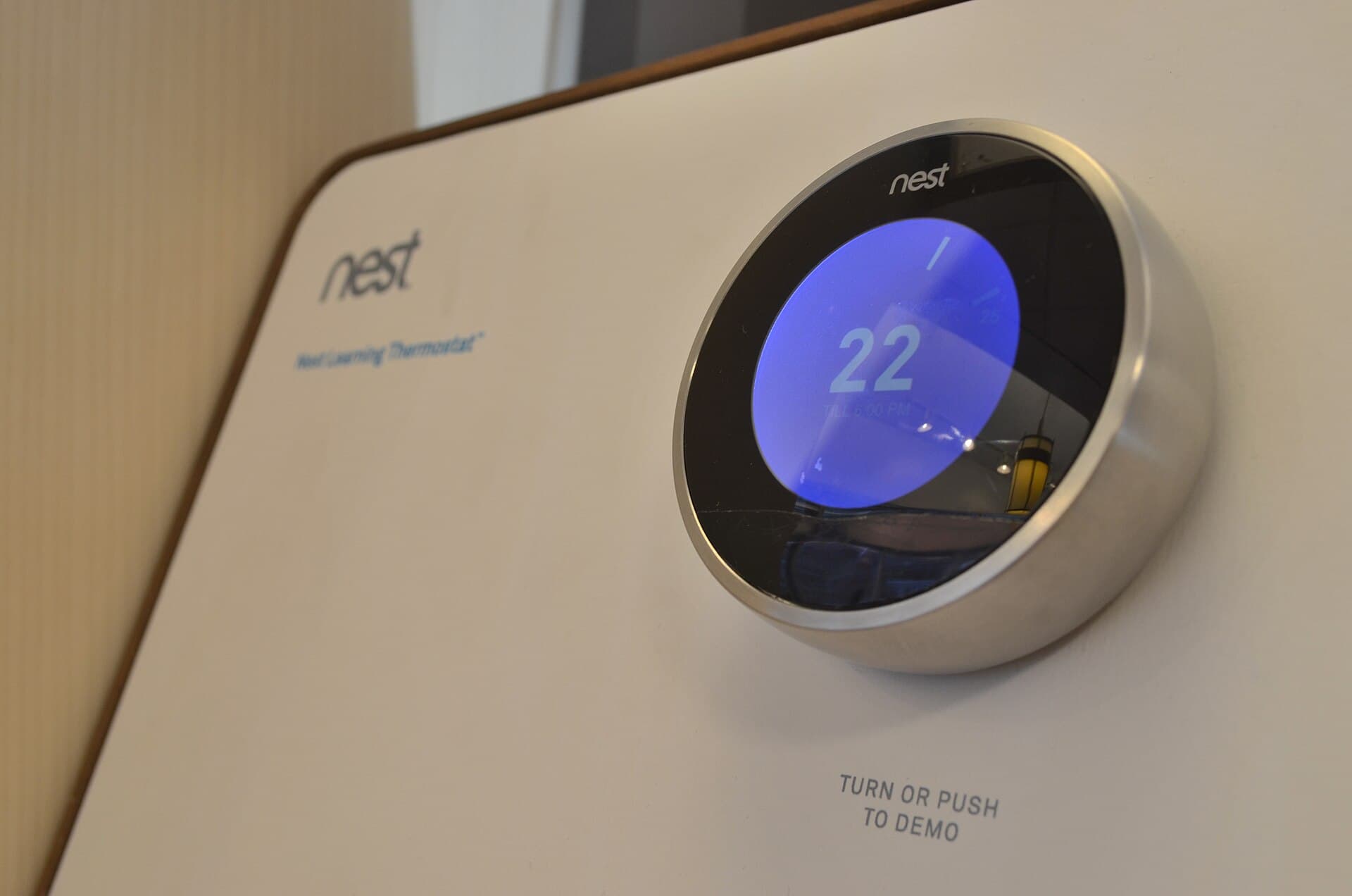 Nest thermostat — Wikimedia Commons