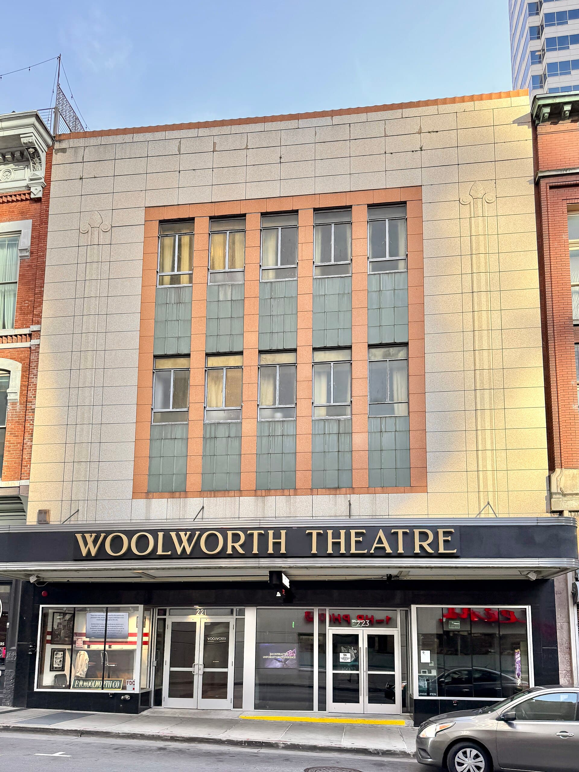 Woolworth Theatre — Wikimedia Commons