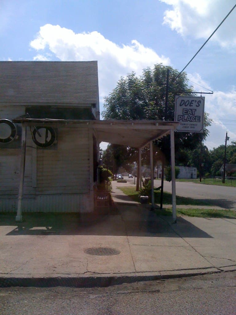 Doe’s Eat Place — Wikimedia Commons