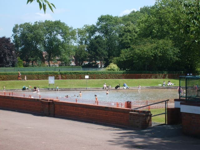East Park Pool — Wikimedia Commons