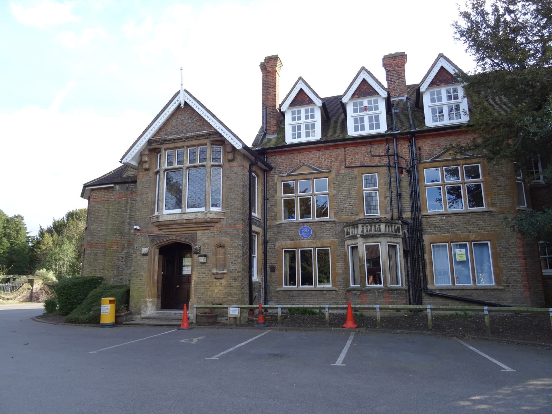 London Founder House — Wikimedia Commons