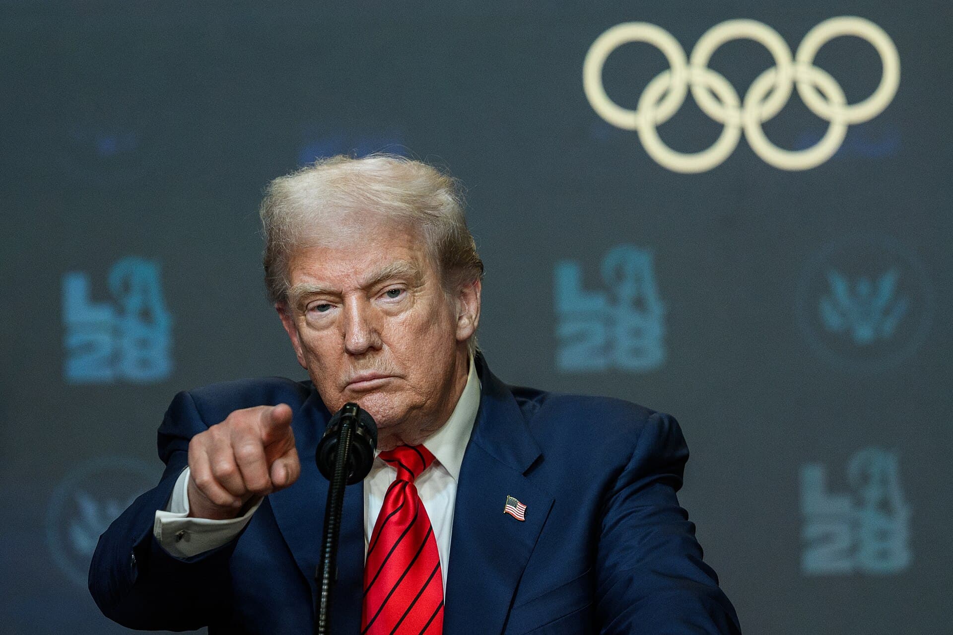 Trump heads west to raise GOP money, tout the economy