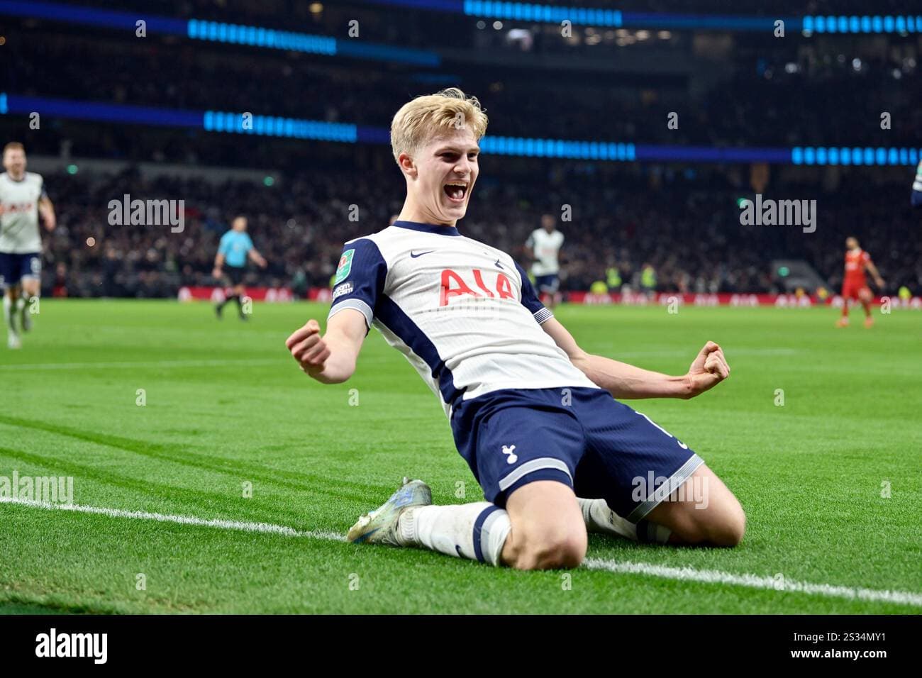 Bergvall’s late strike gives Spurs slender League Cup semifinal lead