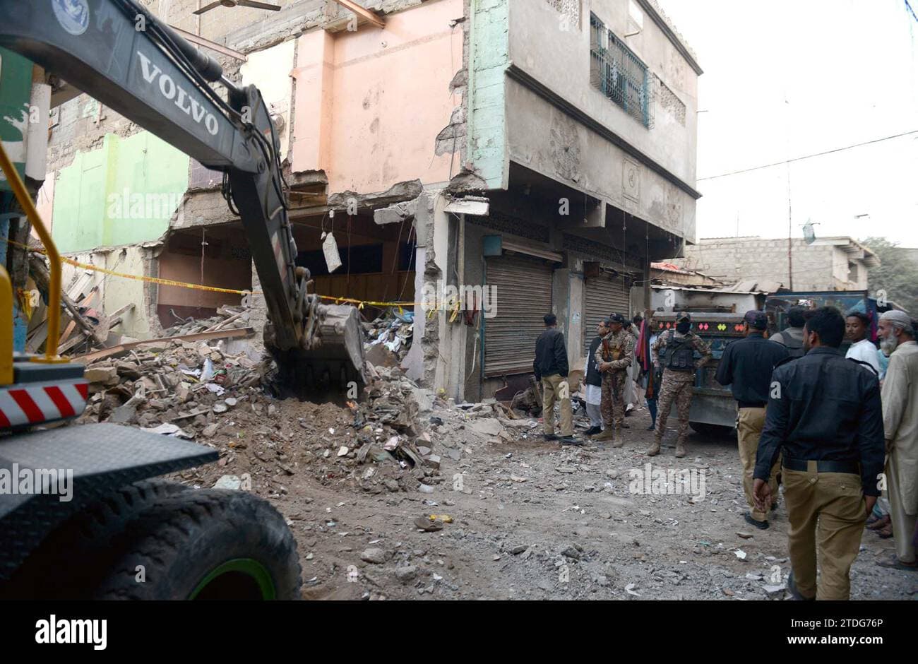 Gas explosion flattens Karachi apartment block - death toll uncertain