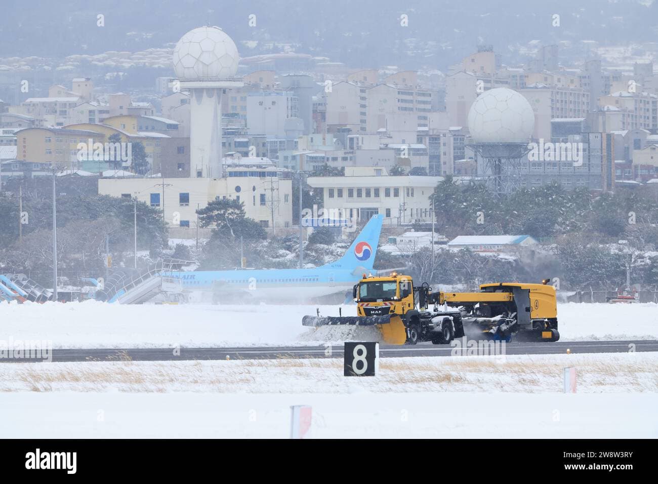 Heavy snow grounds Jeju flights - 163 canceled, about 11,000 stranded
