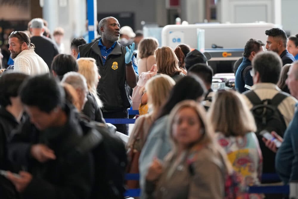 Houston officials say Ebola poses no broad threat, airport screening begins