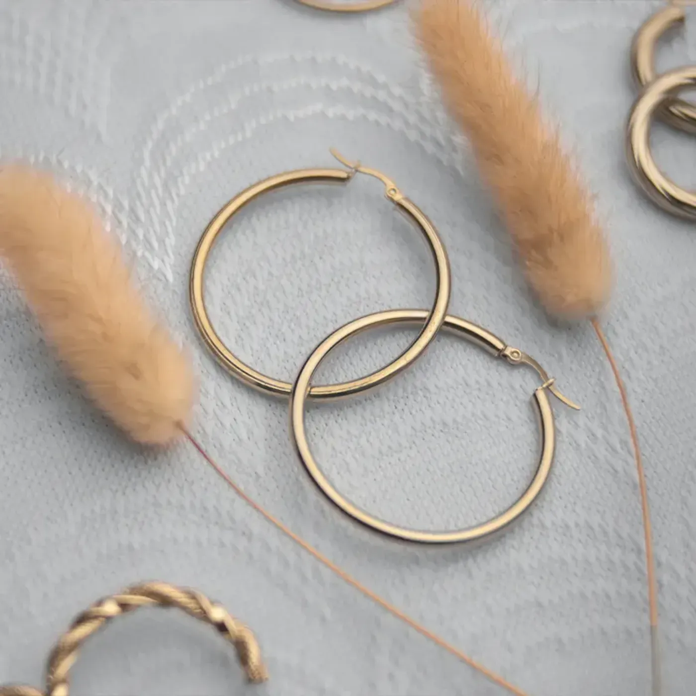 OroArezzo spotlights whisper-light gold chains and tiny hoops