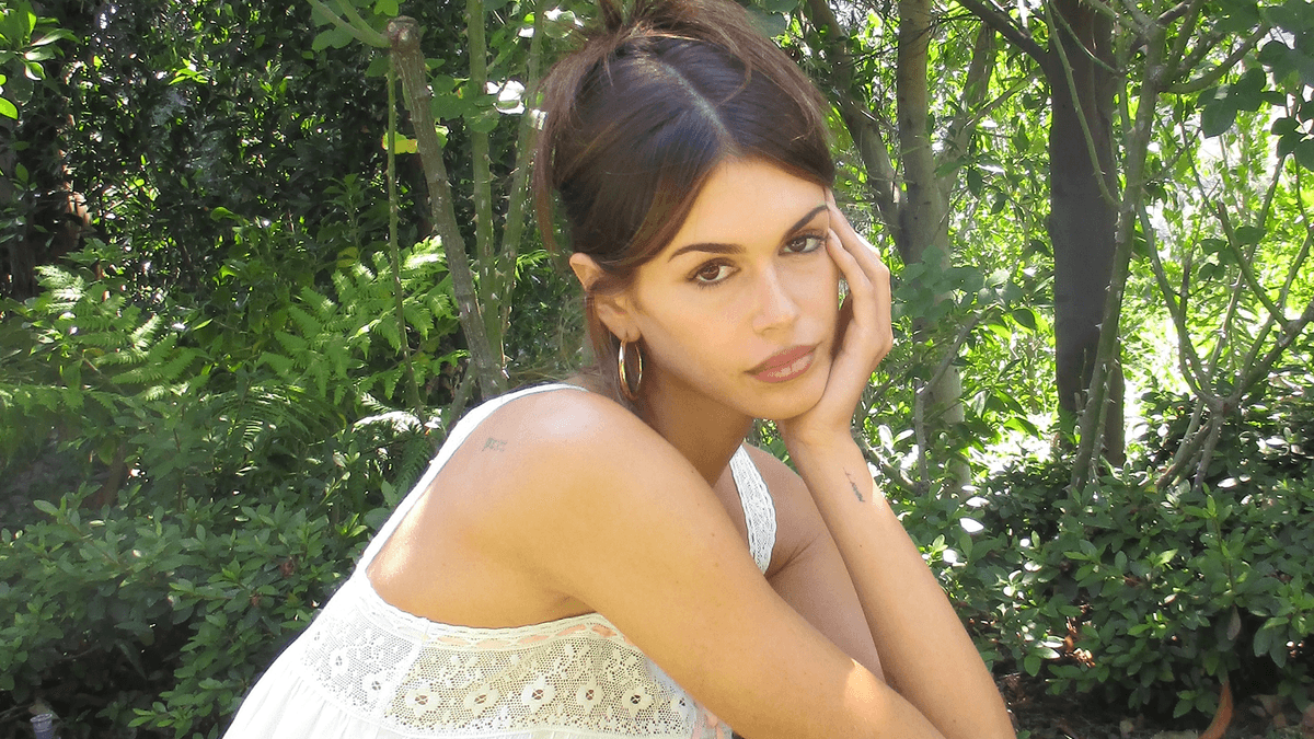 Kaia Gerber’s Dôen dress nails coastal grandmother book-club style
