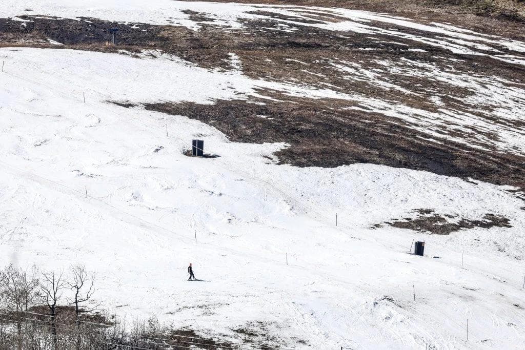 Colorado Ski Resorts Close Early in 2026 as Record Warmth Depletes Snowpack