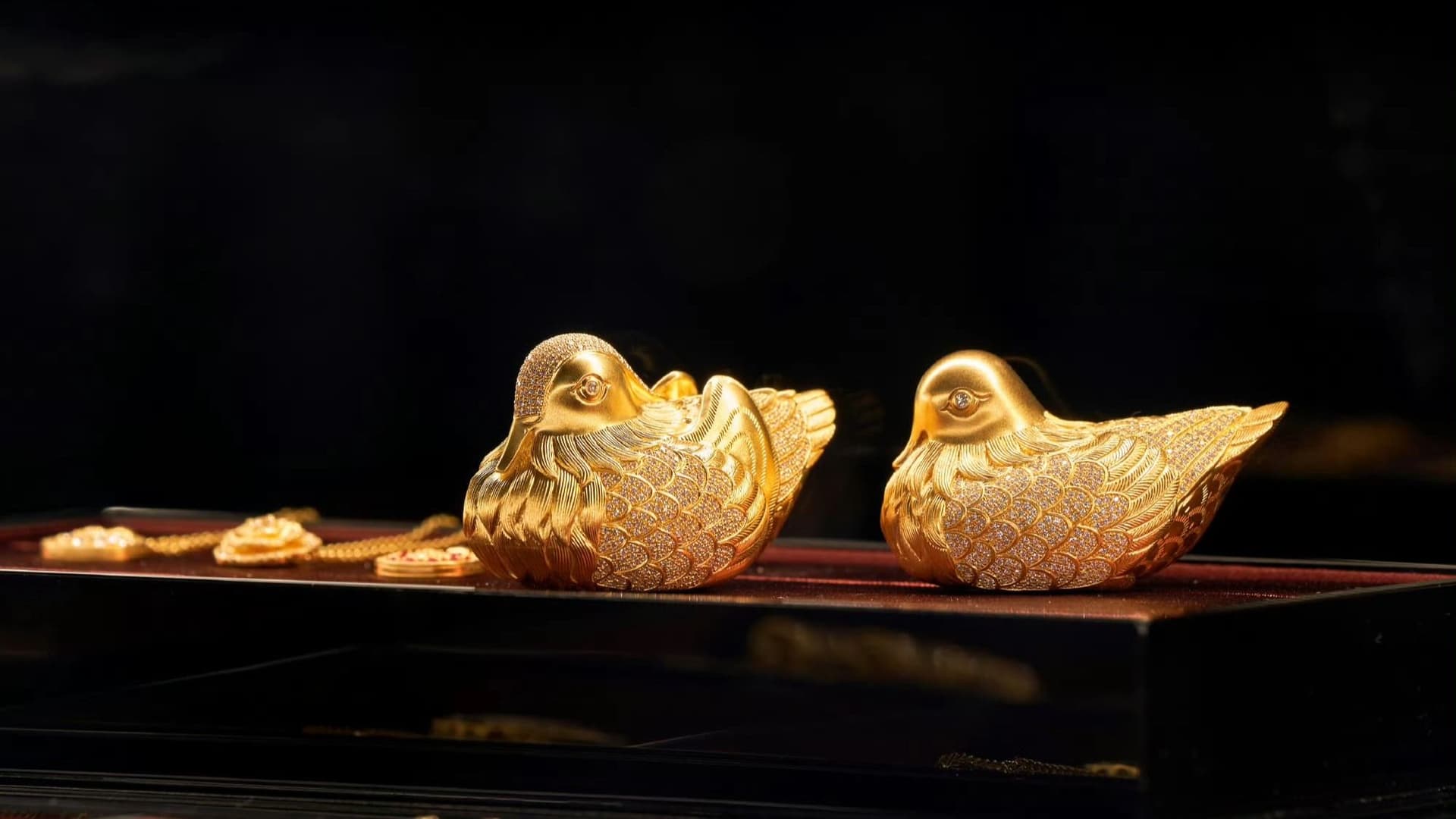 China’s Gold Jewelry Market Splits, Heritage Luxury Surges, Mass Market Innovates